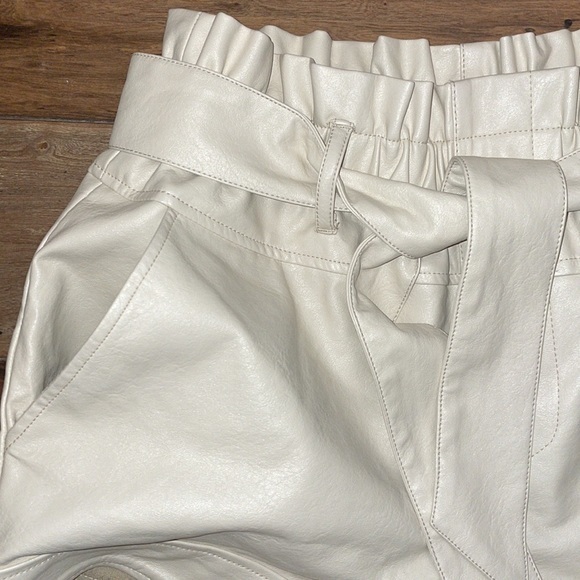 BDG Urban Outfitters Faux Leather Shorts Cream Color Size Medium Pull-on Belted - Picture 3 of 6